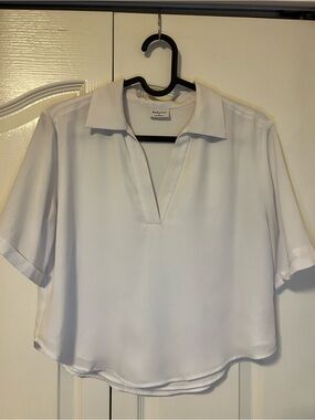 Aritzia Babaton White Collared V-Neck Short Sleeve Blouse Size XS